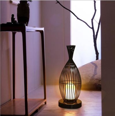 Waterbestendige vloerlamp van rotan voor villa's op het buitenbalkon