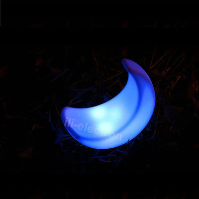 verlichting van een decoratieve lamp in de vorm van een maan voor een patio