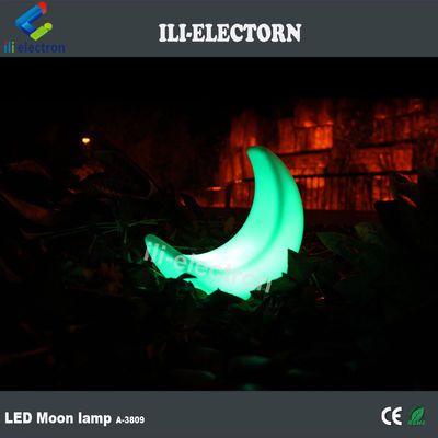 verlichting van een decoratieve lamp in de vorm van een maan voor een patio