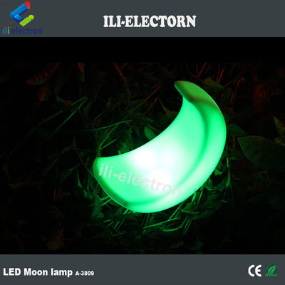 verlichting van een decoratieve lamp in de vorm van een maan voor een patio