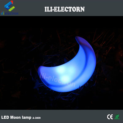 verlichting van een decoratieve lamp in de vorm van een maan voor een patio