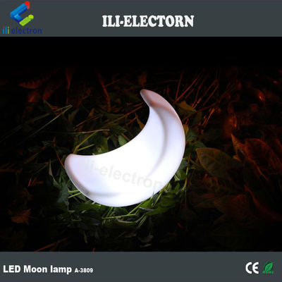 verlichting van een decoratieve lamp in de vorm van een maan voor een patio