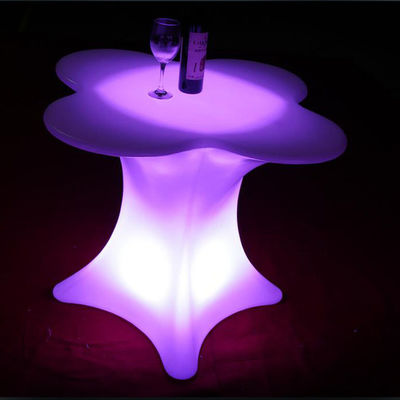 Meubels met een bloemvormige verlichting