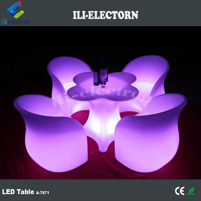 Meubels met een bloemvormige verlichting