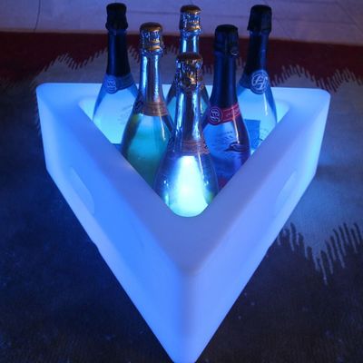 PE Plastic Driehoekige LED-Ijsbak 16 Kleuren Veranderbare Oplaadbare Lithiumbatterie