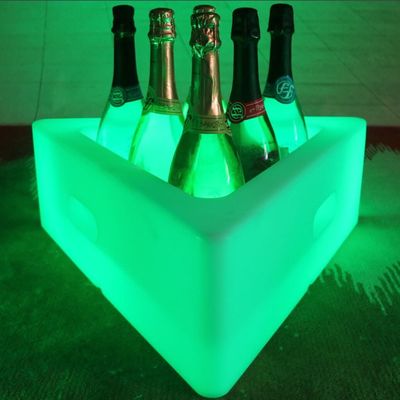 PE Plastic Driehoekige LED-Ijsbak 16 Kleuren Veranderbare Oplaadbare Lithiumbatterie
