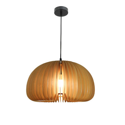 Houten hanglamp voor een kandelaar in de eetkamer