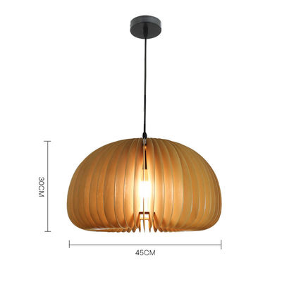 Houten hanglamp voor een kandelaar in de eetkamer
