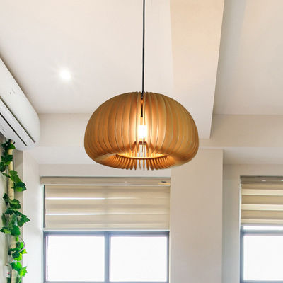 Houten hanglamp voor een kandelaar in de eetkamer