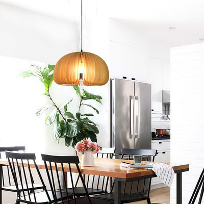Houten hanglamp voor een kandelaar in de eetkamer