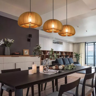 Houten hanglamp voor een kandelaar in de eetkamer