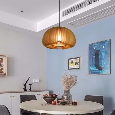 Houten hanglamp voor een kandelaar in de eetkamer