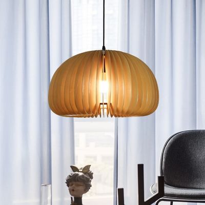 Houten hanglamp voor een kandelaar in de eetkamer