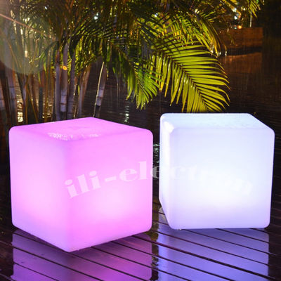 Plastic LED-kubuslamp met afstandsbediening en instelbare helderheid