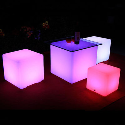 Plastic LED-kubuslamp met afstandsbediening en instelbare helderheid