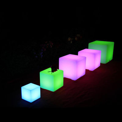 Plastic LED-kubuslamp met afstandsbediening en instelbare helderheid