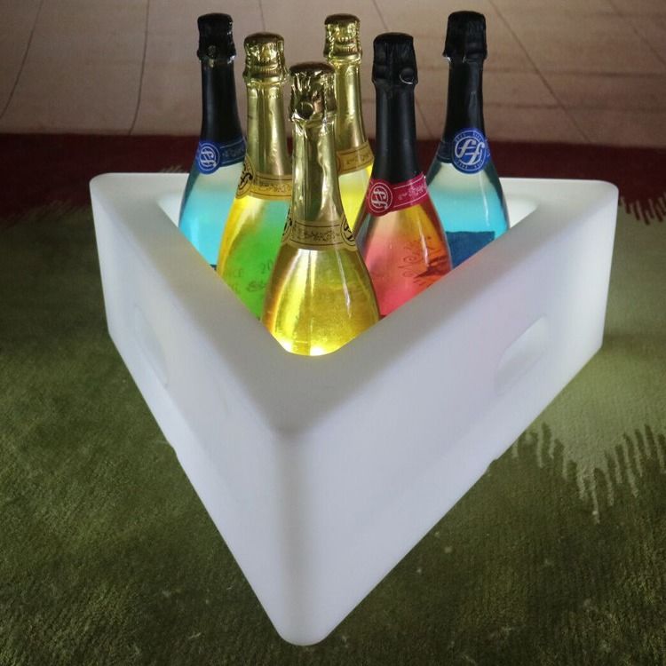 PE Plastic Driehoekige LED-Ijsbak 16 Kleuren Veranderbare Oplaadbare Lithiumbatterie